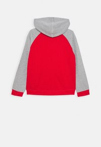 Hoodie met een rode romp en grijze raglan mouwen. Gemaakt van zacht materiaal, met cuffs en zoom in bijpassend rood.