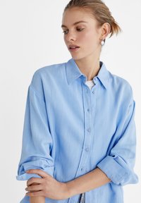 Stradivarius RUSTIKALES DAILY - Hemdbluse - light blue