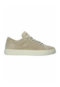 Beige suède lage sneaker met witte rubberen zool en beige veters, zijaanzicht op witte achtergrond.