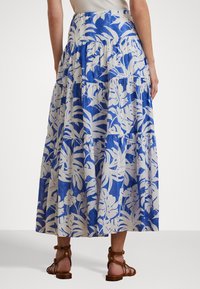 Lagvis maxi skjørt i blått og hvitt stoff med bladmønster; elastisk midje; avslappet passform; bomullsblanding; ankel-lengde.