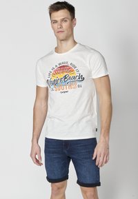 Koroshi SHORT SLEEVE  - Apdrukāts T-krekls - crudo  off white