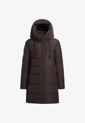 Brązowy puchowy płaszcz z odpinanym kapturem, pionowym pikowaniem, akcentami w postaci sznureczków i długimi rękawami. Gładka tekstura i długość do kolan.
