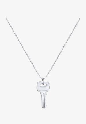 Ezüst kulcs medál vékony láncon. A kulcs téglalap alakú feje és bordázott pengéje van, sima felülettel és fényes fémes fényével.