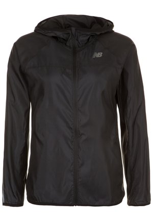 Czarna lekka kurtka z kapturem, zamek błyskawiczny z przodu i logo New Balance na lewej piersi.
