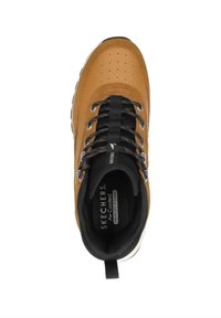 Sneaker Skechers marron et noir avec un bout perforé, un laçage à l'avant, un col rembourré et une semelle intérieure Air-Cooled en mousse à mémoire, vue de dessus.