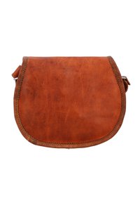 Hnedá kožená kabelka na kríž s kulatým tvarom, viditeľnými švami a hladkým povrchom; obsahuje ramenný popruh a klopňové zapínanie.