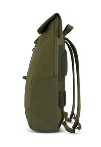 Olíva zöld hátizsák, amely roll-top kialakítású, párnázott pántokkal, hálós panel részletezéssel és több tárolórekesszel rendelkezik.