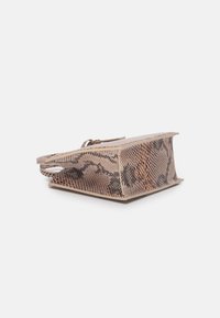 Borsa con texture a serpente caratterizzata da una base beige con accenti marroni scuri, un design aperto e una maniglia stretta per un facile trasporto.