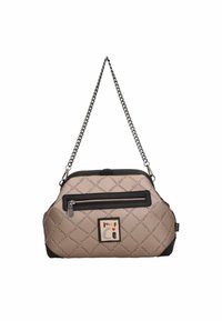 Bolso acolchado marrón con ribete negro, correa de cadena plateada, compartimento frontal con cremallera y una placa de logo. Material sintético texturizado.