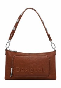 Borsa a mano in finta pelle marrone con tasca con zip, logo impresso e tracolla con accenti circolari in argento. Texture liscia e forma rettangolare.
