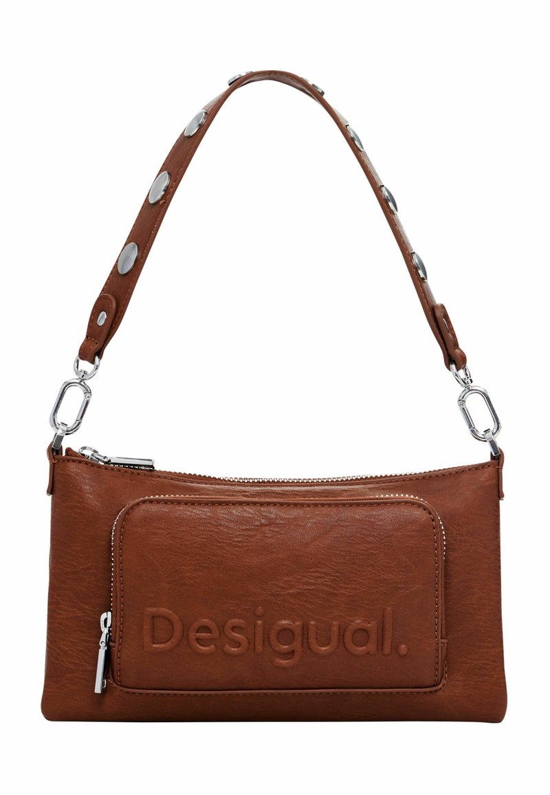Borsa a mano in finta pelle marrone con tasca con zip, logo impresso e tracolla con accenti circolari in argento. Texture liscia e forma rettangolare.