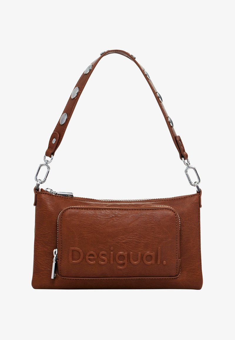 Brązowa torebka z tworzywa sztucznego, z zamykaną na zamek kieszenią, wytłoczonym logo i paskiem z okrągłymi srebrnymi akcentami. Gładka tekstura i prostokątny kształt.