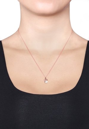 Rose gold kæde halskæde med en perlevedhæng og blomster charm. Kæden er delikat med en glat finish og subtil tekstur.