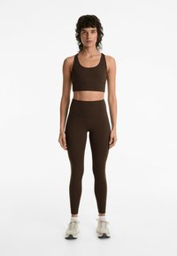 OYSHO STRAPPY BACK - Sportski grudnjak s blagom potporom - brown