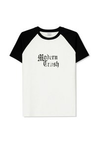 T-shirt bianca con maniche raglan nere, con la scritta "Modern Crush" stampata in un carattere decorativo nero sul davanti.