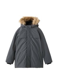 Parka gris con cuello de pelo sintético, que cuenta con cierre de cremallera al frente, dos grandes bolsillos frontales y puños elásticos para calor y protección.