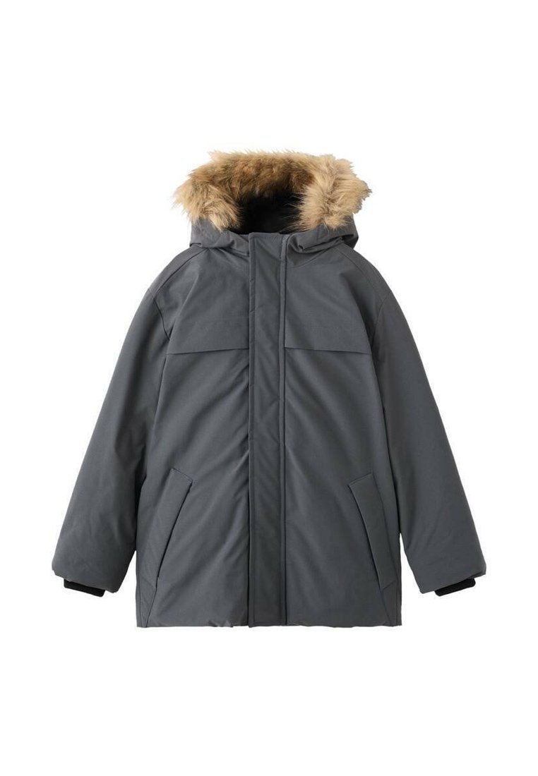Parka gris con cuello de pelo sintético, que cuenta con cierre de cremallera al frente, dos grandes bolsillos frontales y puños elásticos para calor y protección.
