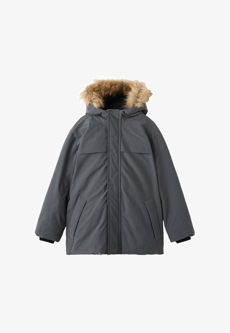 Parka gris con cuello de pelo sintético, que cuenta con cierre de cremallera al frente, dos grandes bolsillos frontales y puños elásticos para calor y protección.