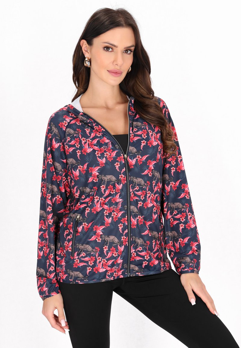Letvægts marineblå jakke med et blomster- og leopardprintdesign i røde og rosa nuancer. Inkluderer lynlås og hætte samt elastiske manchetter.