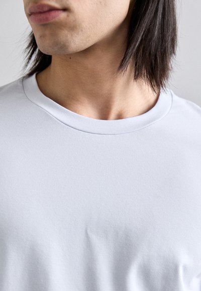 Filippa K STRETCH TEE - Pamata T-krekls - ice blue