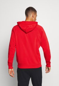 Rood hoodie met een zachte textuur, raglanmouwen en een buidelzak, met ribben aan de mouwen en zoom voor een comfortabele pasvorm.