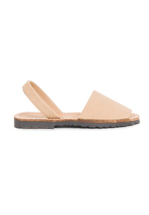 Sandal de ante beige con tacón tipo slingback que presenta un diseño minimalista, con una puntera triangular y una suela de goma texturizada.