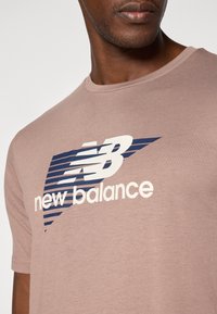 New Balance HEATHERTECH GRAPHIC  - T-skjorte til trening - brown