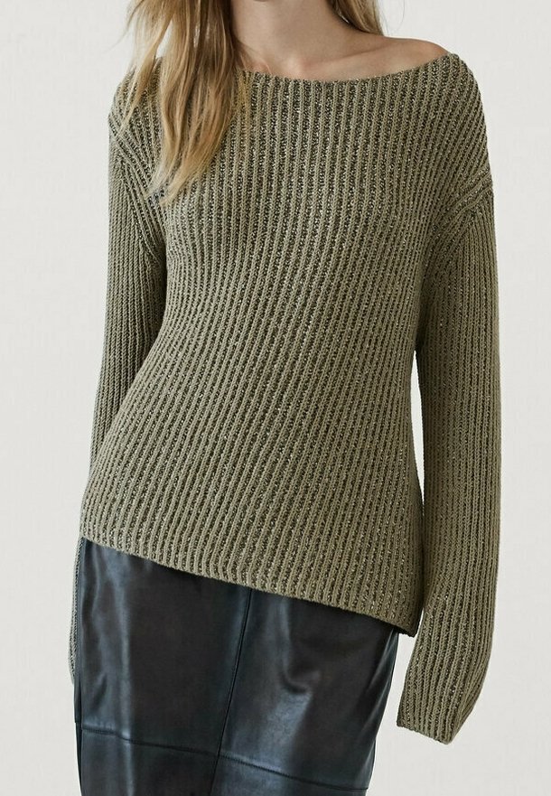 Pull en maille côtelée vert olive avec un col décolleté épaule, des manches longues et une coupe décontractée, assorti à une jupe en cuir noire.