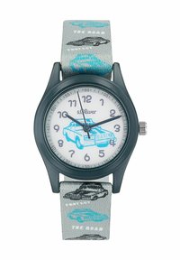 Runde Uhr mit einem dunklen blauen Kunststoffgehäuse, weißem Zifferblatt mit einem blauen Auto-Grafik und einem Stoffarmband mit grauen und blauen Auto-Illustrationen.
