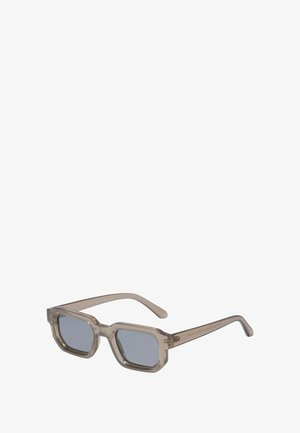 Sechseckige Sonnenbrille mit transparenten grauen Rahmen und hellblauen Gläsern. Das Design zeichnet sich durch eine dicke Brücke und verlängerte Bügel aus.