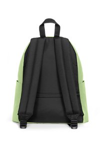 Mochila con correas y base negras, con un exterior de color verde lima. Incluye bolsillos laterales y un compartimento con cremallera en la parte posterior.