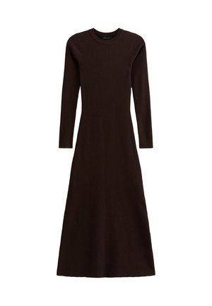 Vestido de punto acanalado marrón con mangas largas, escote redondo y una silueta fluida tipo A. La textura presenta acanalados verticales.