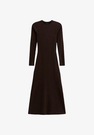 Abito a maglia a costine marrone con maniche lunghe, scollatura rotonda e una silhouette fluida a forma di A. La texture presenta righe verticali.