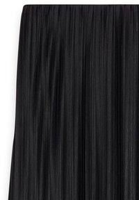 Czarna plisowana spódnica z delikatnymi pionowymi liniami i dopasowanym paskiem, prezentowana na białym tle.