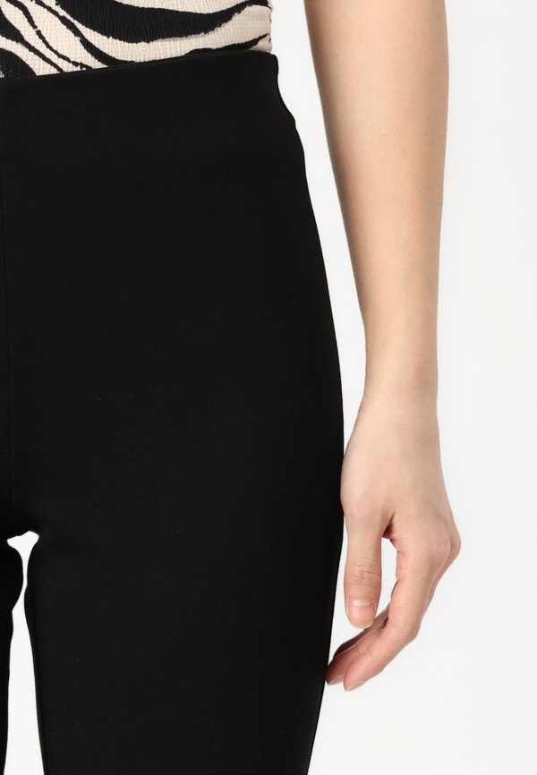 ONLMARCELLA LIFE CAPRI PANT - Trousers4