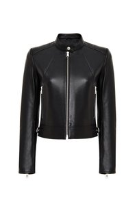 Giacca in pelle nera con zip frontale, colletto alto e maniche lunghe. Presenta dettagli imbottiti sulle spalle e hardware in metallo argentato.