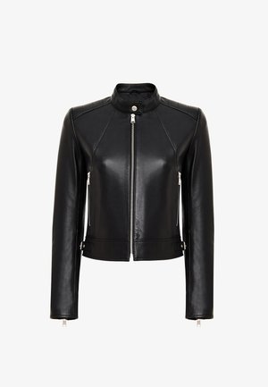 Zwarte leren jas met een ritssluiting aan de voorkant, hoge kraag en lange mouwen. Heeft geborduurde schouderaccenten en zilveren rits hardware.