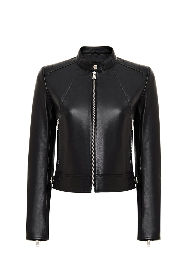 Giacca in pelle nera con zip frontale, colletto alto e maniche lunghe. Presenta dettagli imbottiti sulle spalle e hardware in metallo argentato.