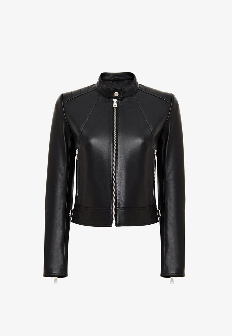 Giacca in pelle nera con zip frontale, colletto alto e maniche lunghe. Presenta dettagli imbottiti sulle spalle e hardware in metallo argentato.