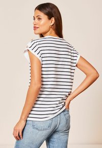 Lipsy ROUND NECK-REGULAR FIT - Jednoduché tričko - navy white stripe