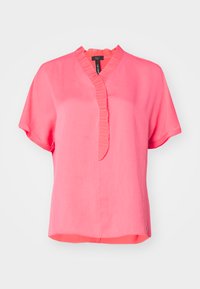 Rosa Bluse mit kurzen Ärmeln und Rüschenausschnitt, aus weichem Stoff, lockerer Passform und geradem Saum. Besitzt einen dezenten Glanz.