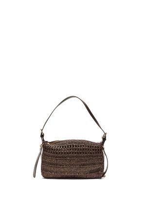 Brun vævet læder skuldertaske med toplynlås og justerbar rem mod en hvid baggrund.