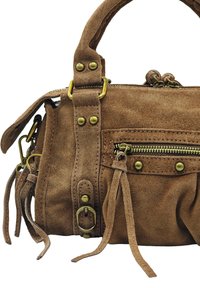 Sac à main en daim marron avec des finitions en métal doré, comportant une poche zippée à l'avant et des pompons décoratifs. Design structuré avec deux anses.