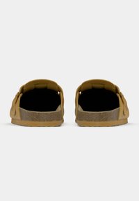 Καφέ καστόρινες παπούτσια slip-on με μαλακή, στρογγυλεμένη πίσω πλευρά, επένδυση με απορροφητικό πάτο και υφασμένο καουτσούκ στην εξωτερική σόλα για καλύτερη πρόσφυση.