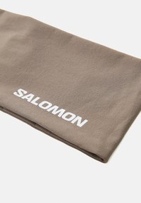 Barna polár fejpánt puha tapintással. A alsó részén kiemelkedő fehér "SALOMON" logóval. Téglalap alakú, a kényelem érdekében tervezve.