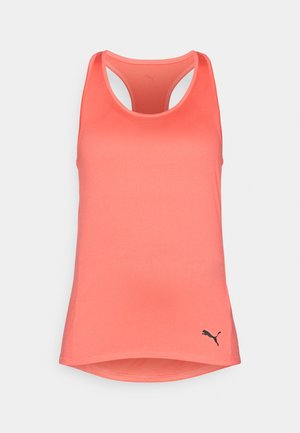 Débardeur de sport corail, fabriqué dans un tissu doux, présente un design à dos nageur, un ourlet incurvé et un logo Puma noir en bas à droite.