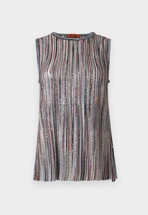 Ujjatlan felső ezüst, piros és kék függőleges fémsávokkal; kerek nyakkivágással és légies szabással.