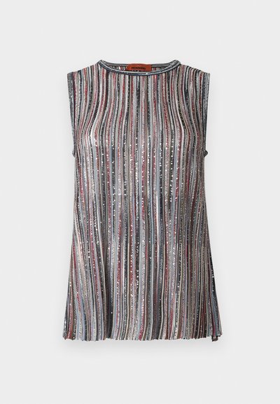 Αμάνικο τοπ με κάθετες μεταλλικές ρίγες σε ασημί, κόκκινο και μπλε; διαθέτει στρογγυλή λαιμόκοψη και ρέουσα σιλουέτα.