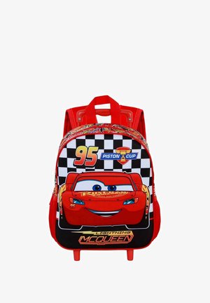 Sac à dos rouge ornée d'un design de Lightning McQueen, avec des accents à damiers, un logo "95" bien en vue, et une base à roulettes pour plus de mobilité.