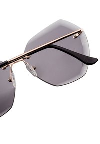 Heksagonalne naočale s tamnosivim lećama, tankim okvirom od ružičastog zlata i crnim acetatnim drškama koje imaju prozirne nosnice za udobnost.